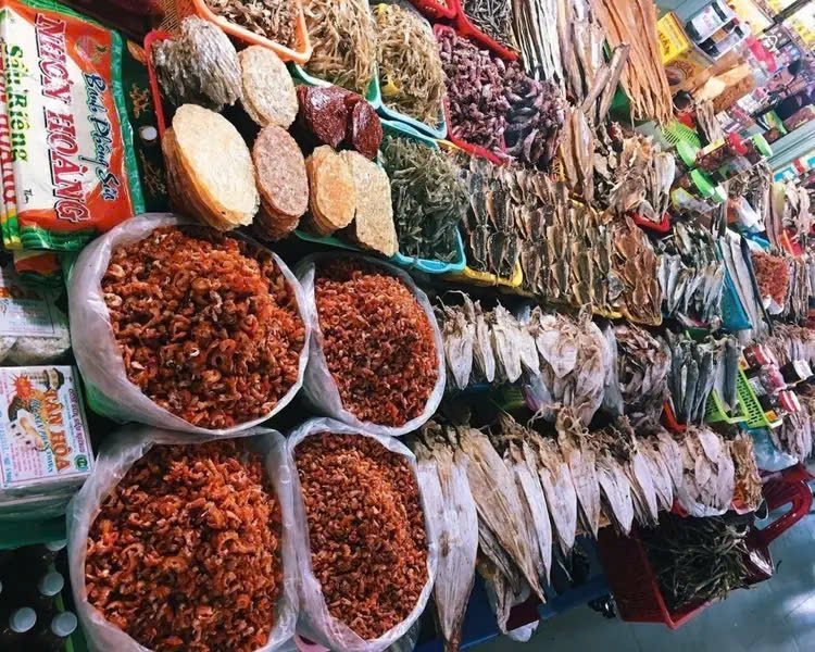 Shopping at Phan Thiet night market - dried seafood and local specialties souvenirs