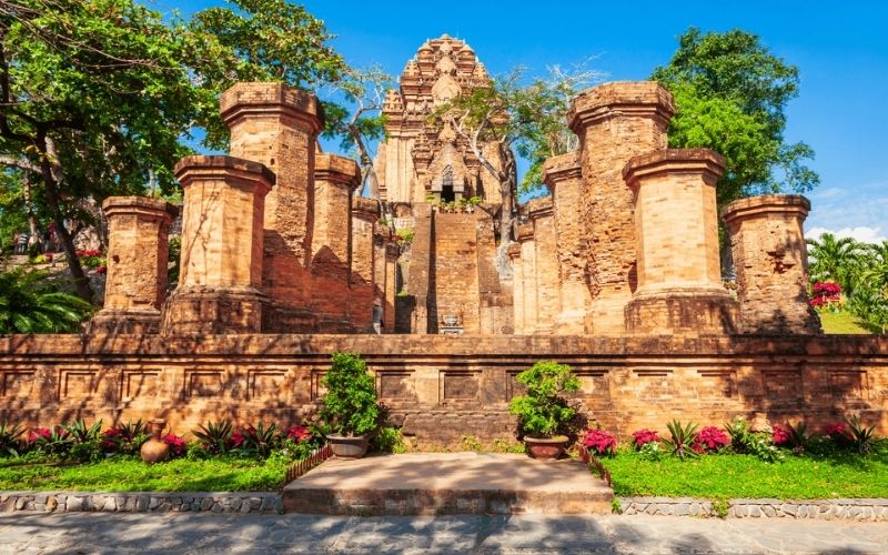 Architecture of Po Sah Inu Cham Towers
