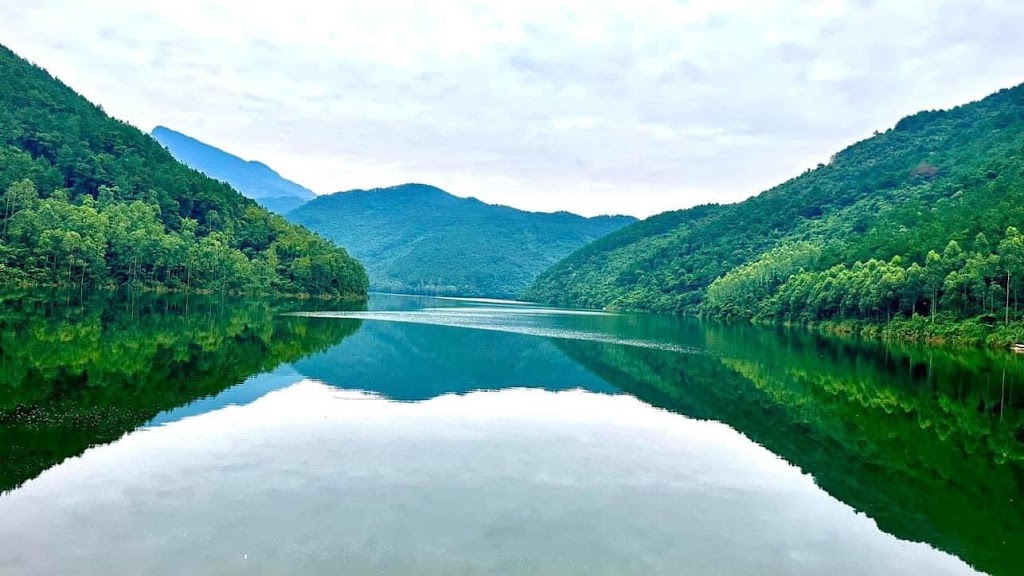 Xa Huong Lake peaceful morning