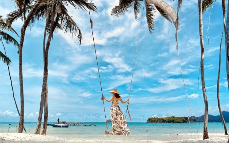 For solo travelers, Da Nang is often the easier choice