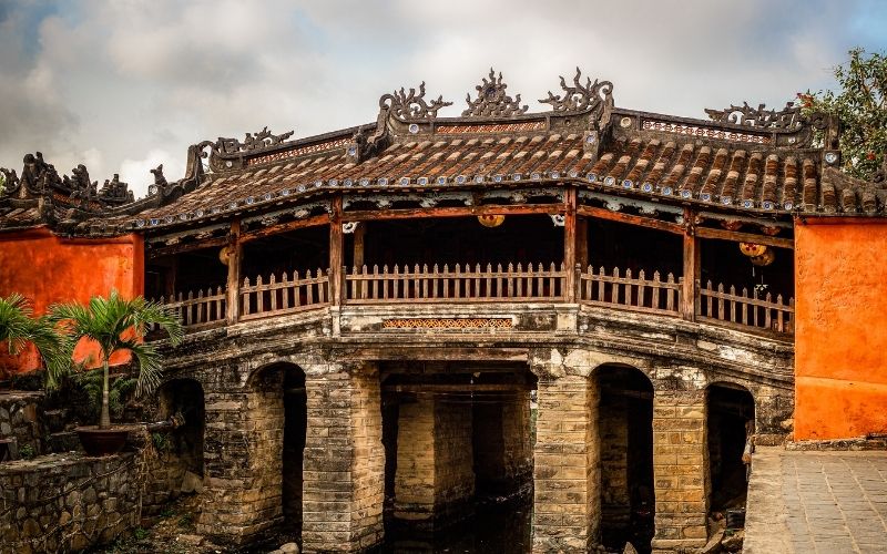 Hoi An is less about checking off attractions and more about enjoying the atmosphere of its historic streets, riverside cafés, and slow-paced lifestyle