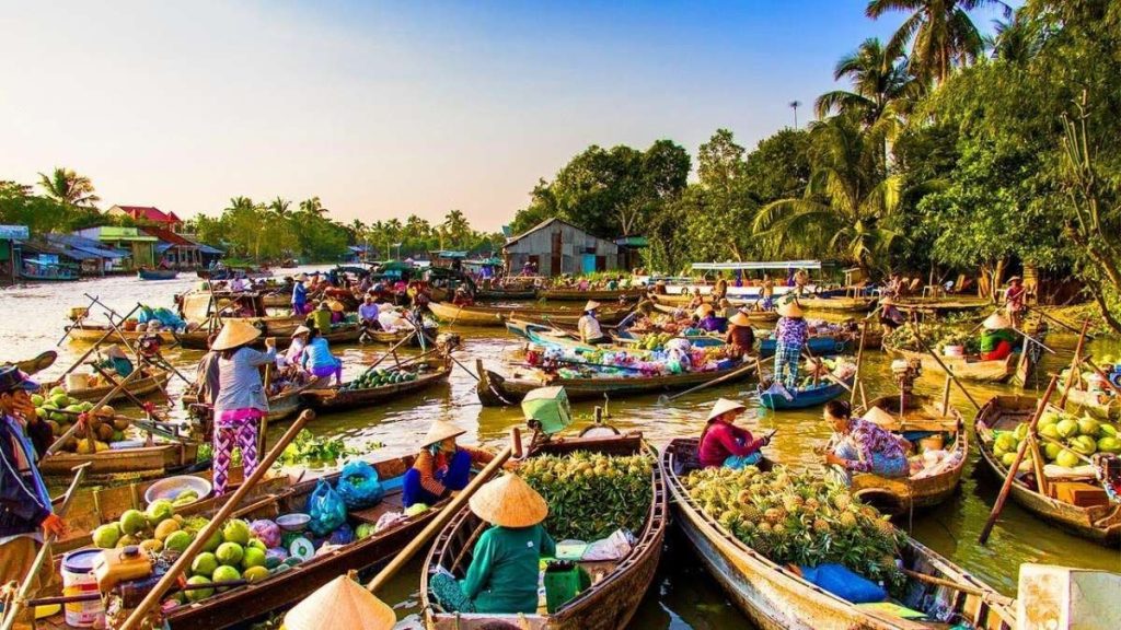 Build a floating market visit early in the morning