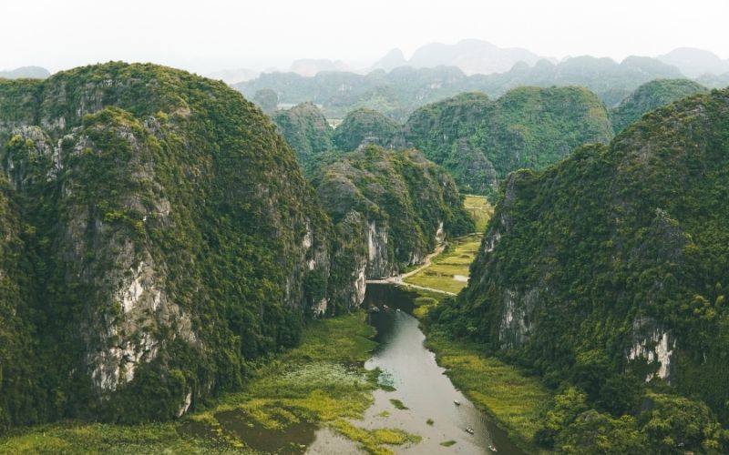 If a relaxing trip is your priority, Ninh Binh often offers a more pleasant experience