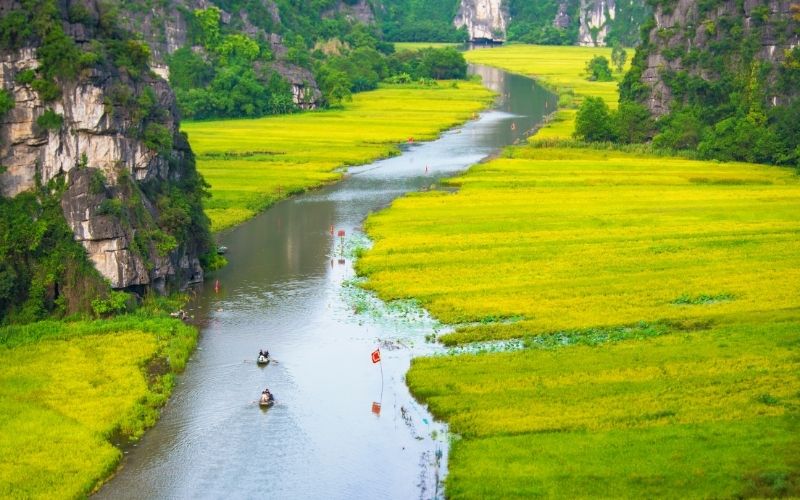 Drifting quietly between limestone cliffs and hidden caves, Trang An feels a world away from the busy streets of Hanoi.