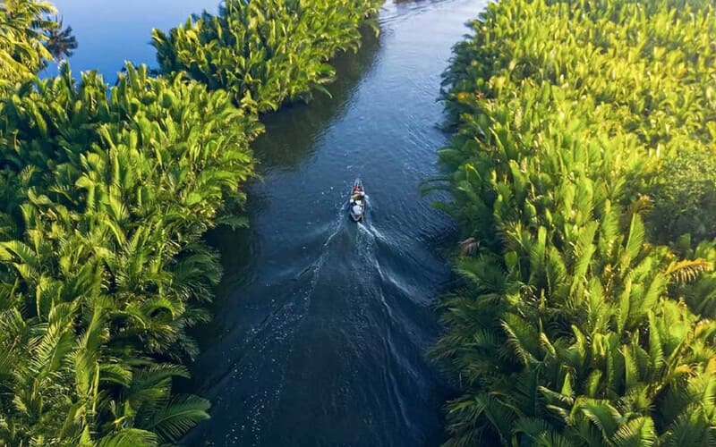 Coconut island it is an island surrounded by water, reaching it requires a short and scenic boat journey