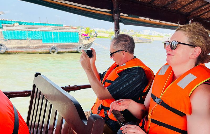 How to Avoid Overcrowded Boat Tours