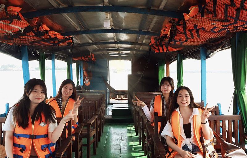 Sampan Boats vs Motorboats - What's the Difference