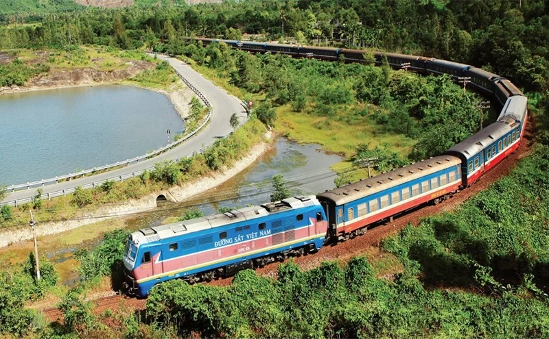 Train from Ho Chi Minh City to Da Nang Saigon Railway Station boarding 