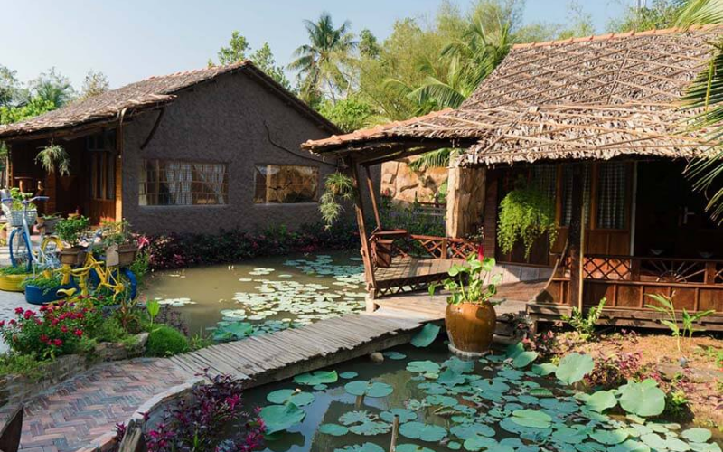 A typical day at a Mekong Delta homestay often begins before sunrise with boat trips, local breakfasts, and peaceful canal views.