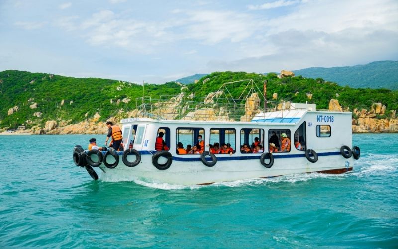 Family tour options covering Northern, Central and Southern Vietnam