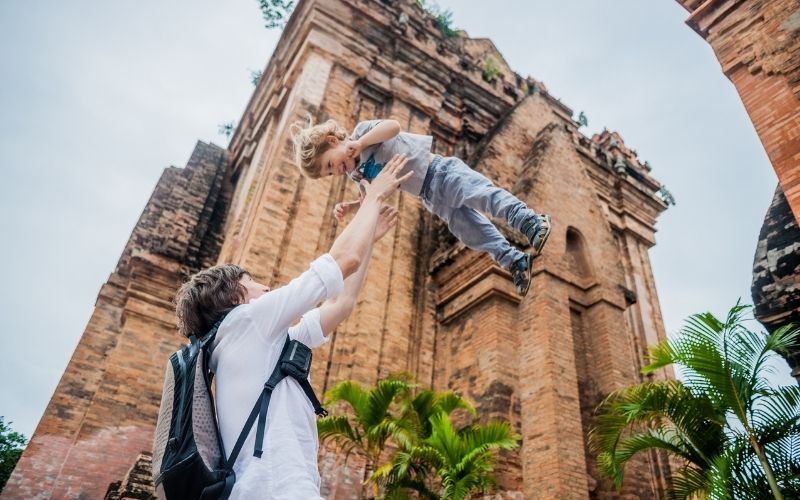 Parents and children enjoying a comfortable day of travel in Vietnam